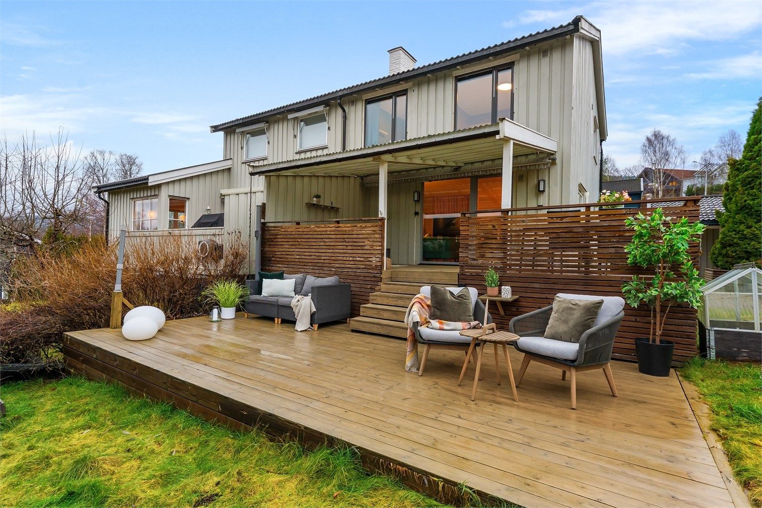 Boligen ligger usjenert til innerst i en privat stikkvei og byr på solrike uteplasser, stor hage samt garasje med carport