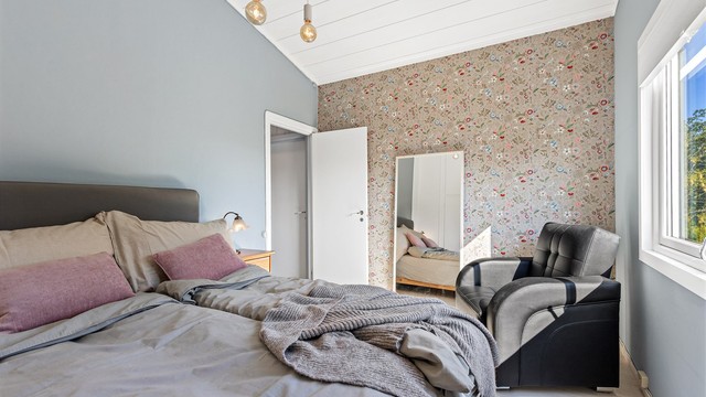 Soverom 1 er av god størrelse med plass til stor dobbeltseng og plassbygd garderobeskap.
