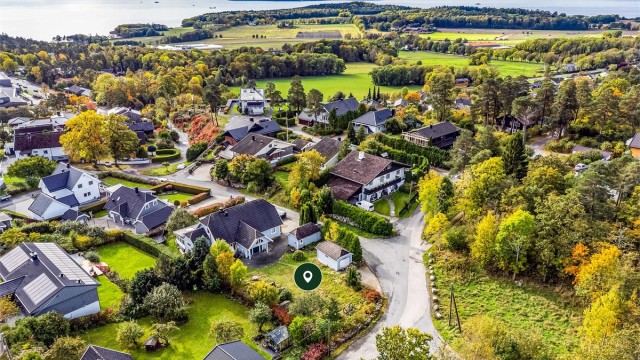 Denne tomten på 616 kvm. er en svært sjelden anledning til å bygge en helt ny bolig i det ellers veletablerte og meget ettertraktede området Varden på Jeløy.