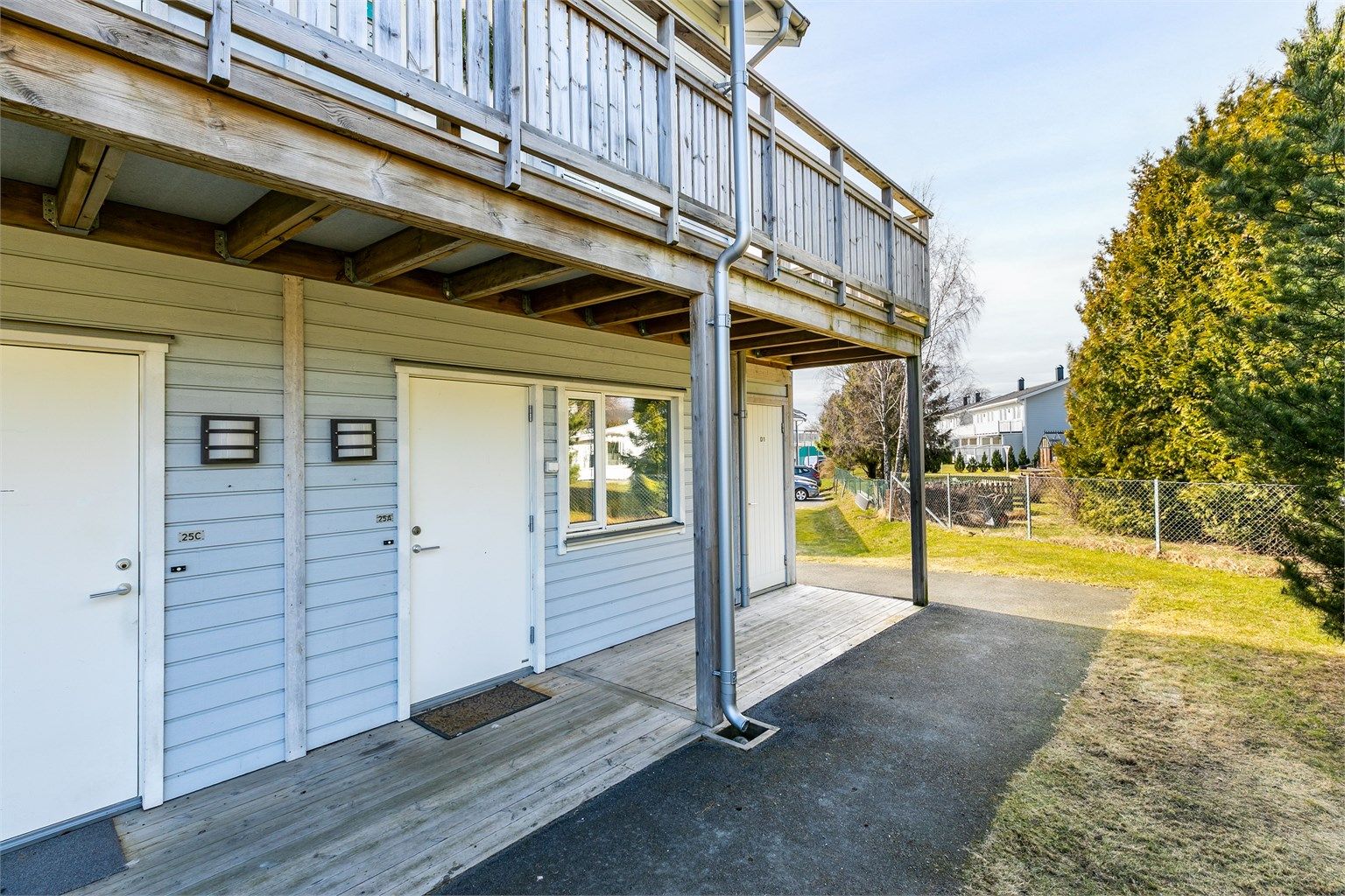 Sommerstid er det sol foran inngangssiden første del av dagen.