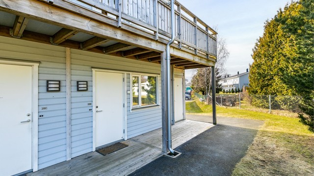 Sommerstid er det sol foran inngangssiden første del av dagen.