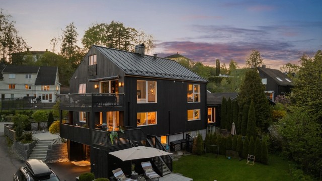 Velkommen til Voll Terrasse 37A! Her får du romslige løsninger, flotte materialvalg og en beliggenhet som kombinerer privatliv med naturnære omgivelser