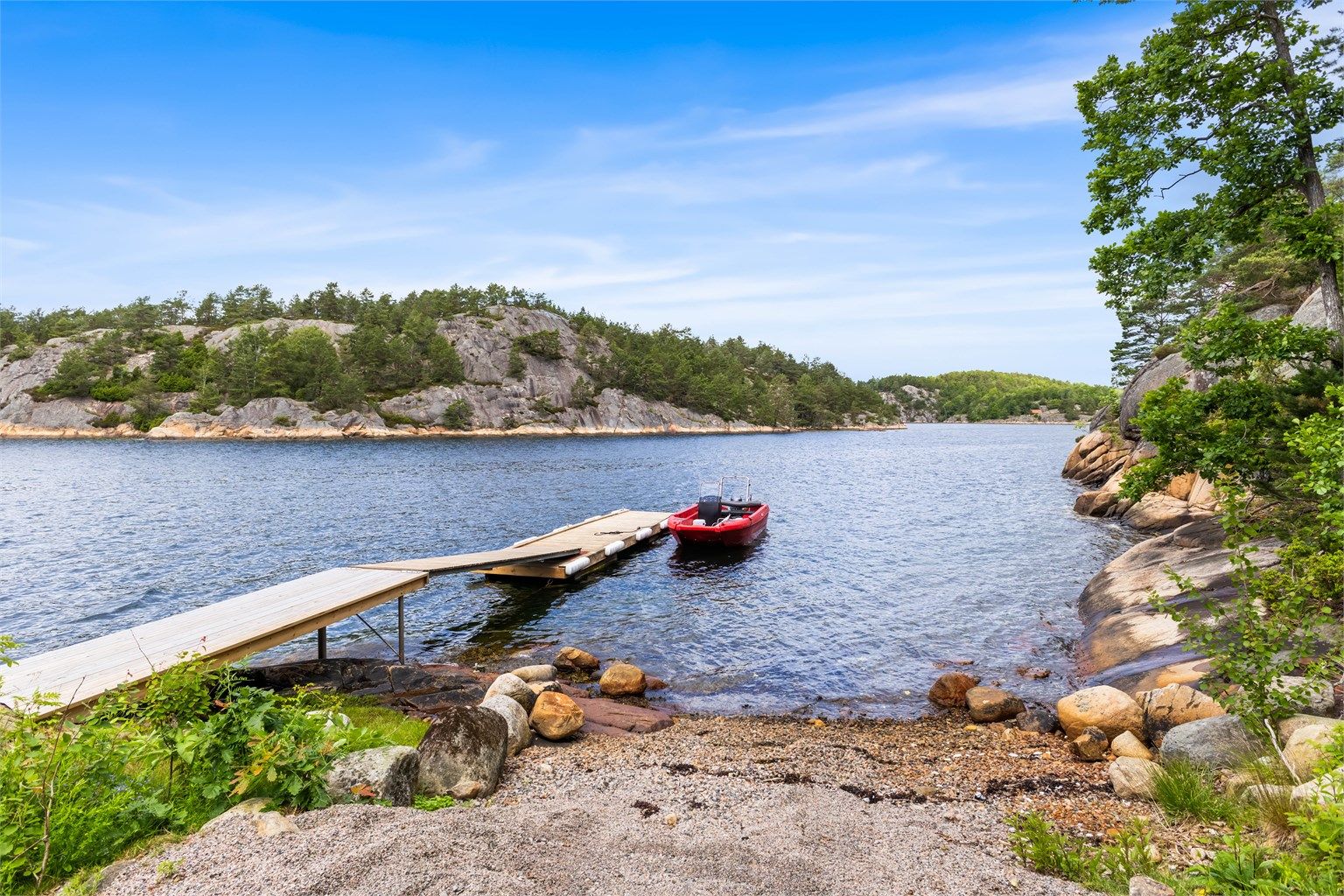 Ny og praktisk flytebrygge som gir en enkel adkomst fra sjøveien.