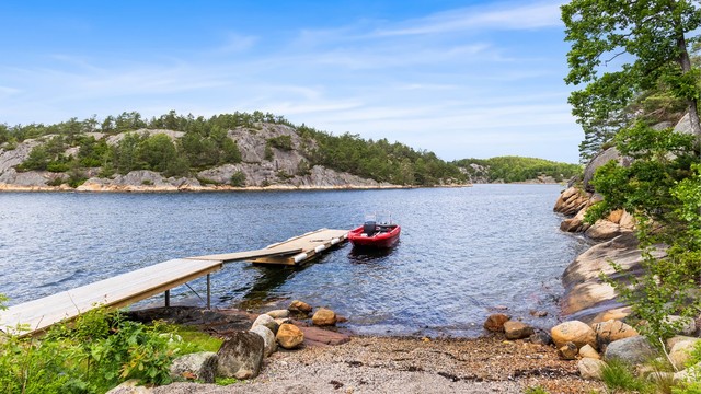 Ny og praktisk flytebrygge som gir en enkel adkomst fra sjøveien.