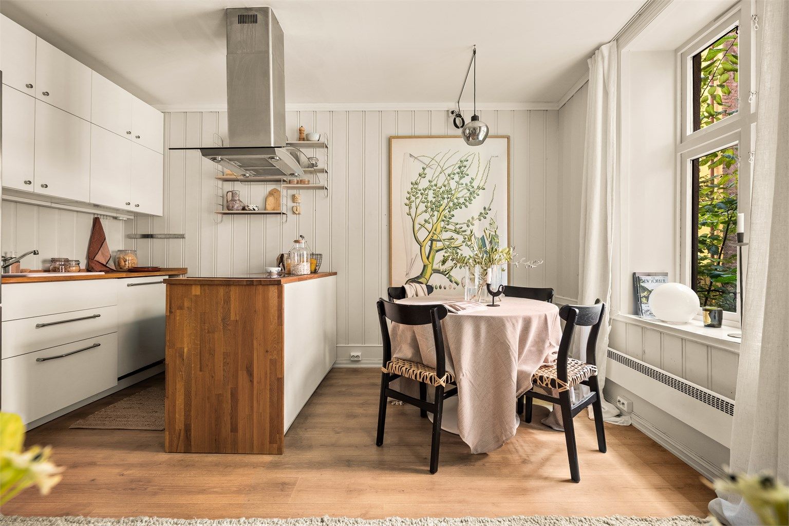 Spiseplassen har et grønt og frodig utsyn mot bakgården, og er fint plassert mellom kjøkken og stue.