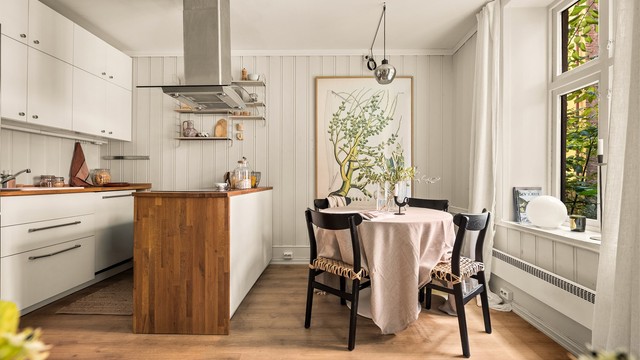 Spiseplassen har et grønt og frodig utsyn mot bakgården, og er fint plassert mellom kjøkken og stue.