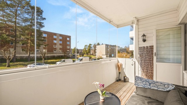 Utebelysning og stikkontakter på balkongen øker bruksverdien ytterligere.