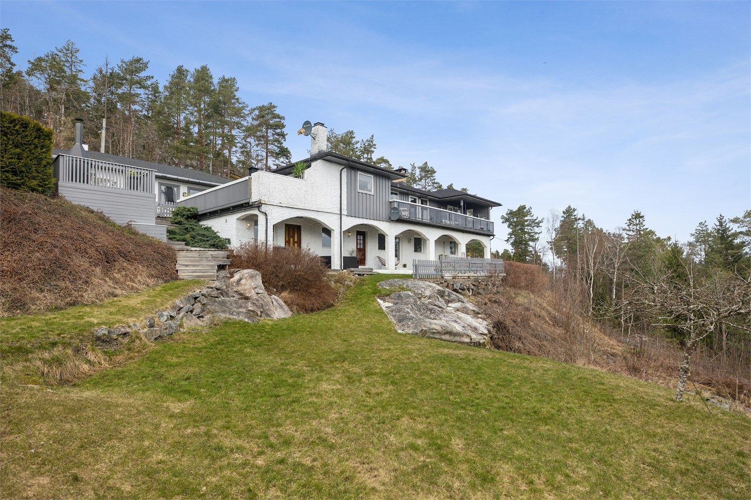 Hagen er romslig og innbydende, med rikelig plass til lek og aktiviteter for både store og små.