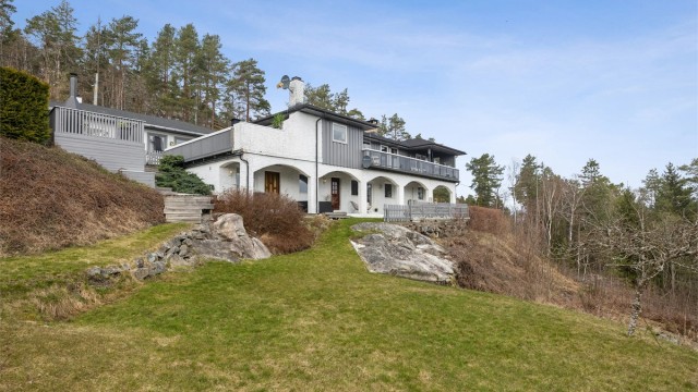 Hagen er romslig og innbydende, med rikelig plass til lek og aktiviteter for både store og små.