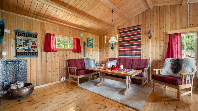 Heltre på gulv og panel på vegger. TG1 på overflater i tilstandsrapporten