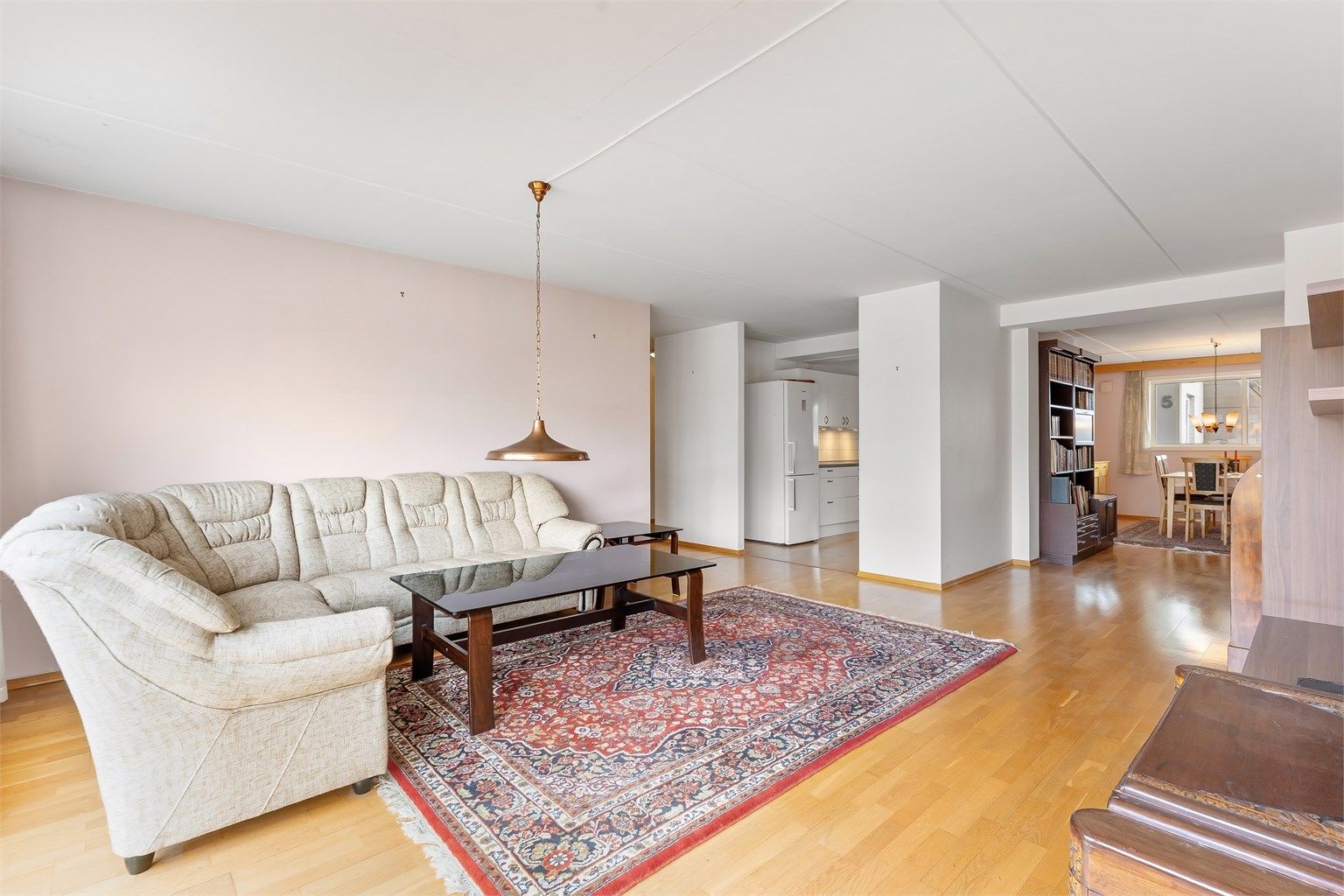 Stuen har åpen forbindelse mot spisestue og kjøkken