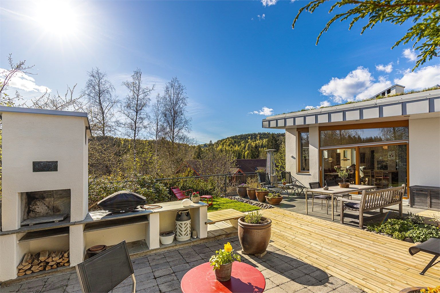 Eiendommen har en fantastisk uteplass som oppleves som svært usjenert og med nydelige solforhold, her er det lett å trives og en fin plass å ha ute selskap med familie og venner 