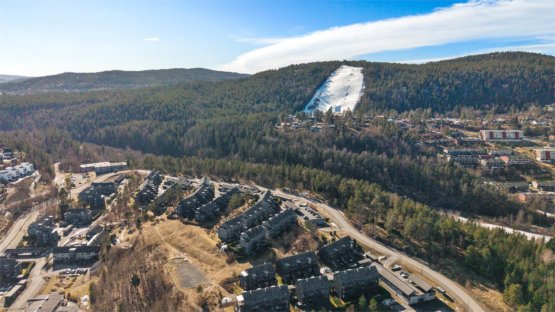 Korpåsen er et populært og attraktivt område på Gullhella i Asker med nærhet til marka, skoler, barnehager, fjorden, slalåmbakke, lysløyper og offentlig kommunikasjon.