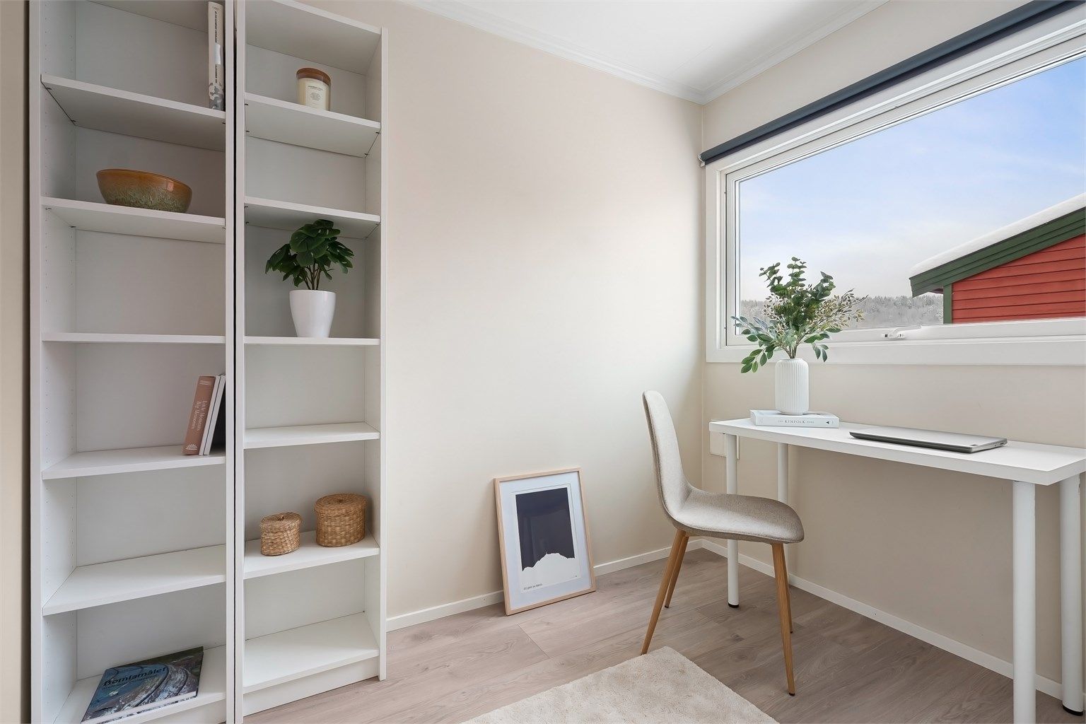 Ved kjøkkenet har du et praktisk kontor. Deler av kjøkkenet (nisjen) og kontoret var opprinnelig byggemeldt som soverom