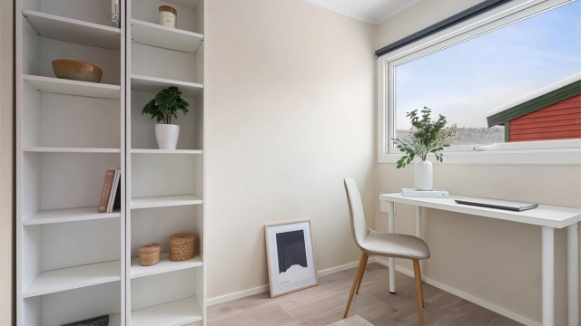 Ved kjøkkenet har du et praktisk kontor. Deler av kjøkkenet (nisjen) og kontoret var opprinnelig byggemeldt som soverom