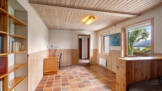 Rommet har god plass til både seng, skrivebord og oppbevaring.