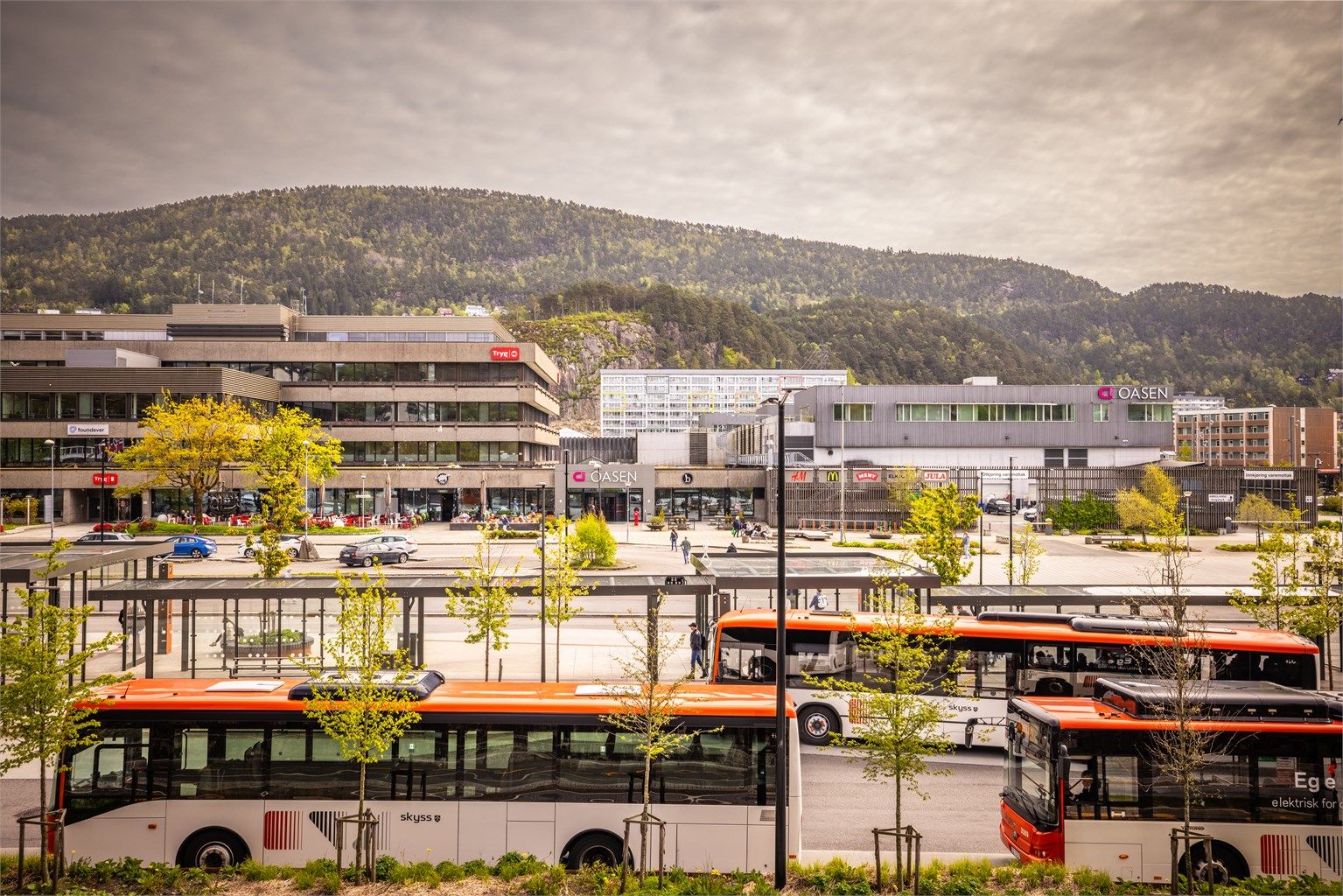 Dette er en praktisk bydel å bosette seg med og uten bil. Det går hyppige avganger med både buss & bybane.