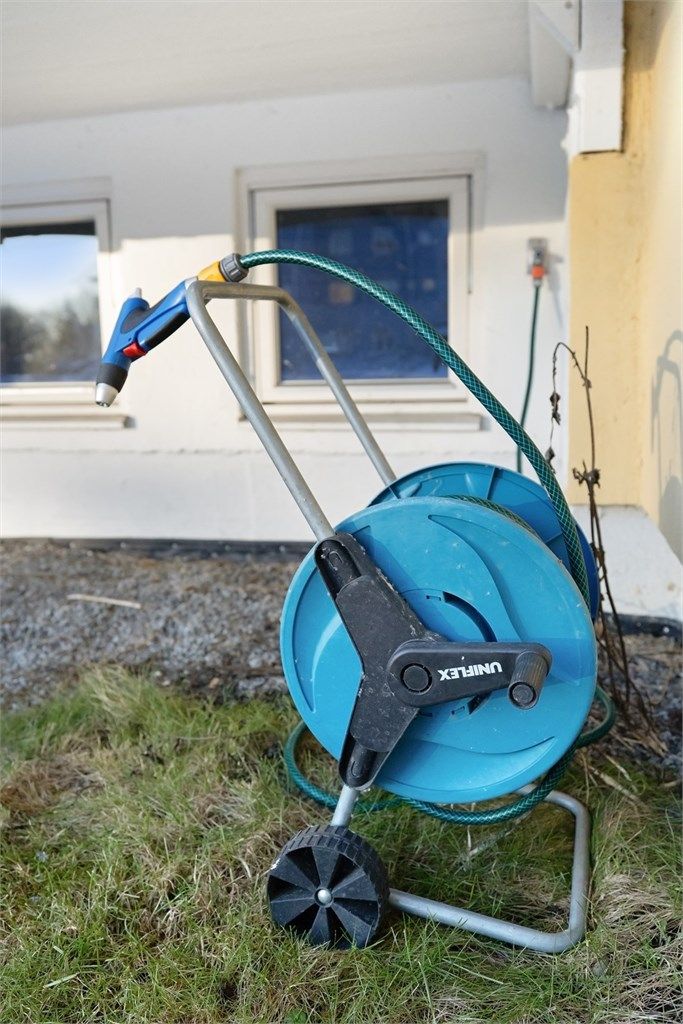 Sameiet er godt opparbeidet med flotte, grønne fellesarealer. Det er felles bruk av utvendige kraner og vannslanger, samt et stort fellesvaskeri bare få meter fra blokken