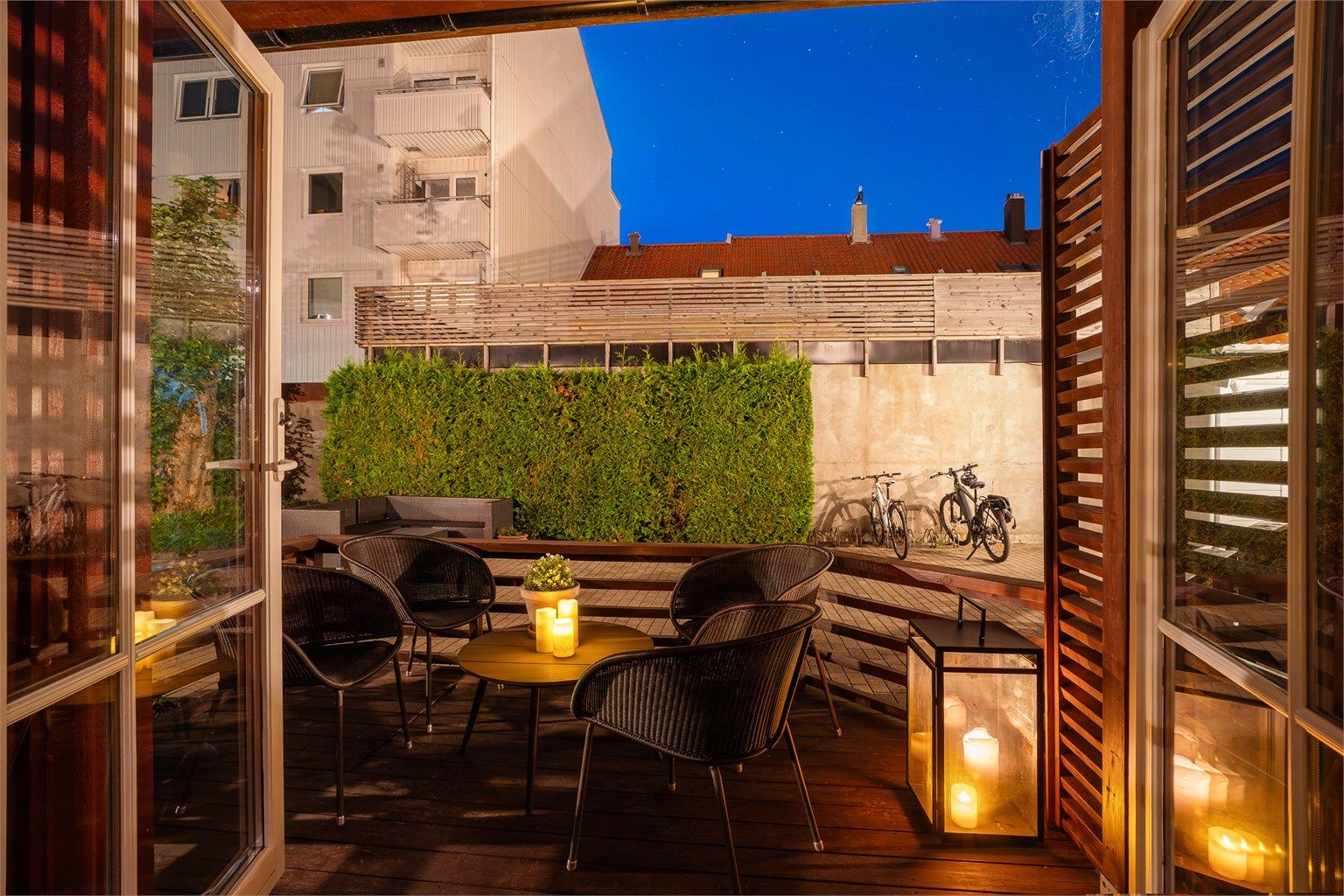 Hyggelig terrasse med god plass til utemøbler. 