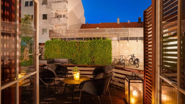 Hyggelig terrasse med god plass til utemøbler.