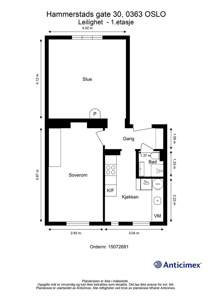 Gjennomgående planløsning i en høy 1. etasje. 