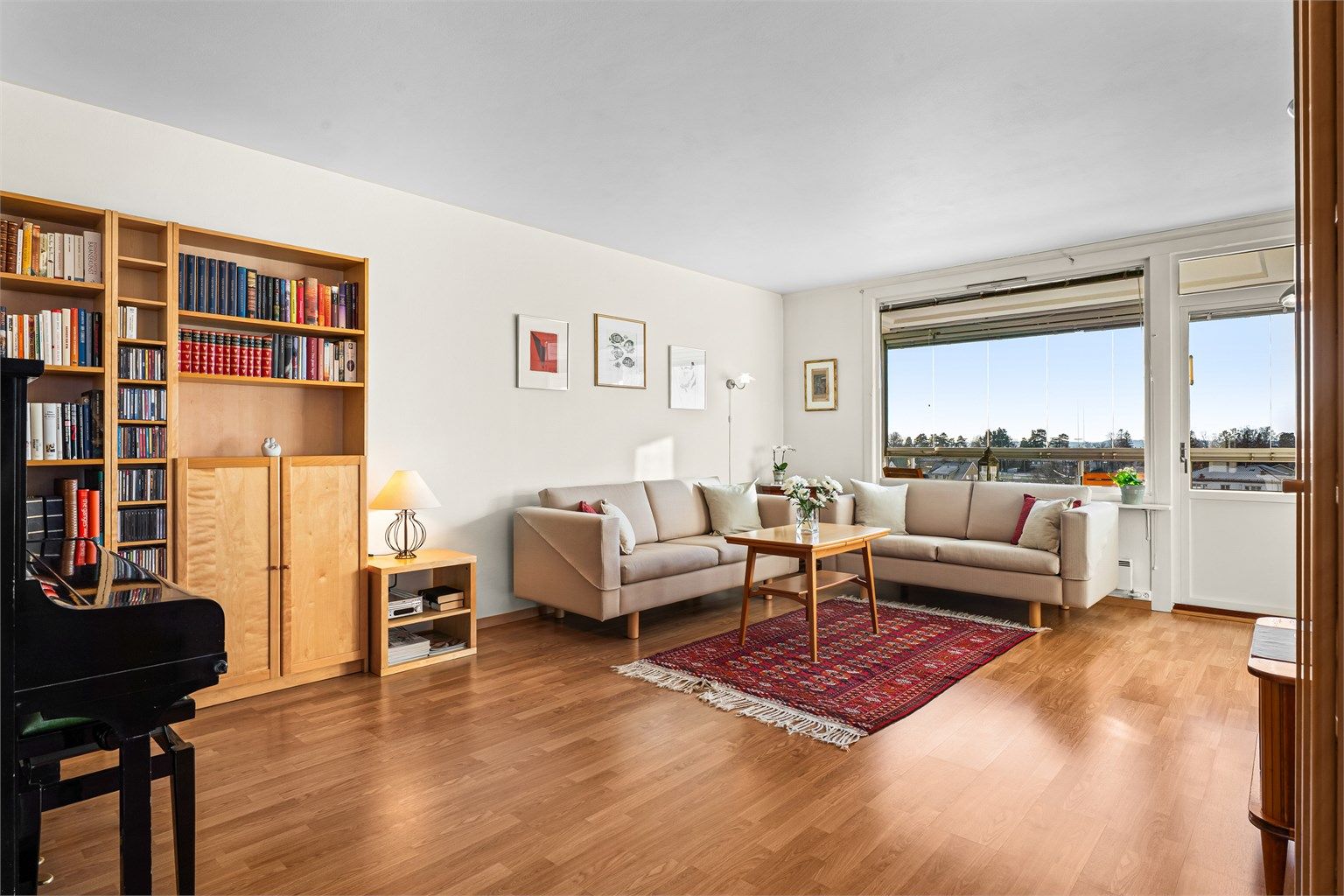 Stuen er romslig med god planløsning og kan enkelt innredes med en hyggelig sofagruppe med tilhørende sofabord og annet ønskelig stuemøblement.