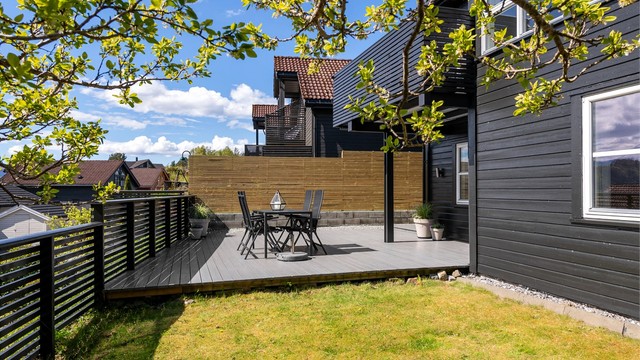 Terrassen er delvis overbygget og har tilknytning til en skjermet hage.