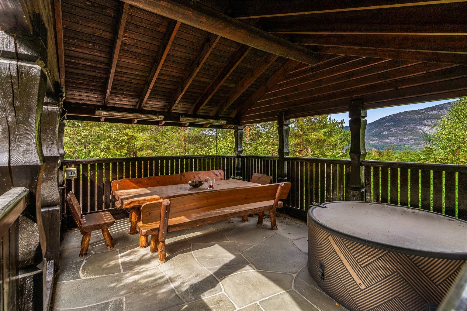 Nydelig paviljong med utemøbler og boblebad