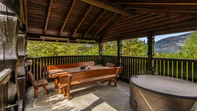 Nydelig paviljong med utemøbler og boblebad