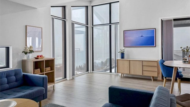 Nydelig stue med god takhøyde og utsikt til Tvedestrandsfjorden.