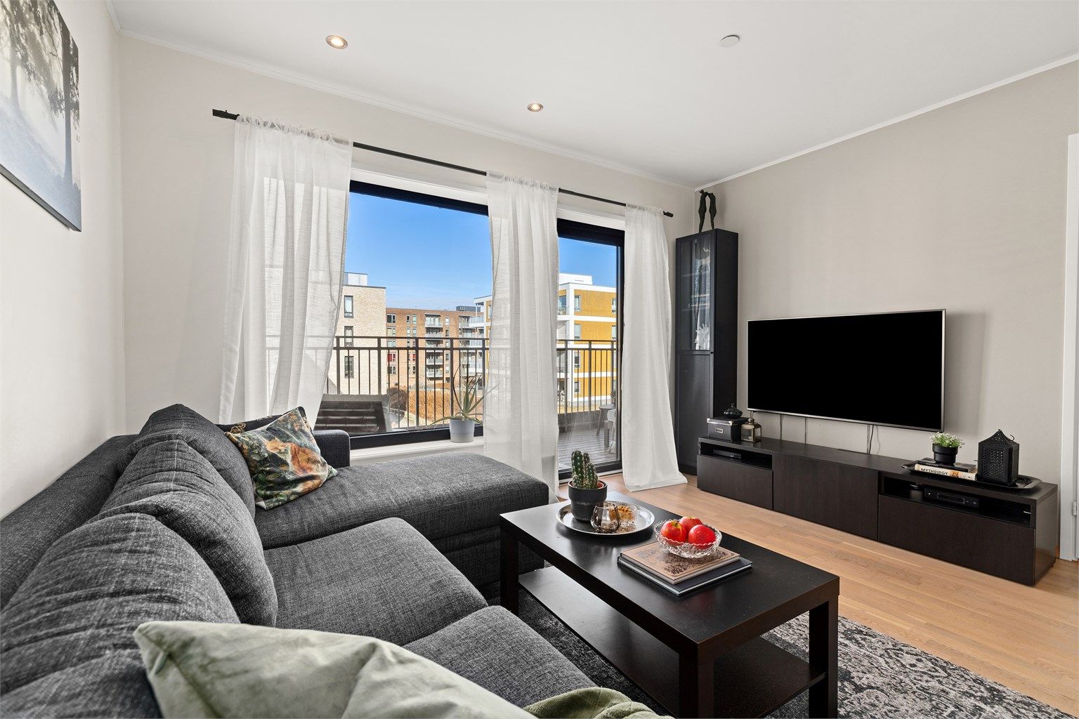 Gode vindusflater i stuen sørger for at det kommer inn rikelig med naturlig lys.