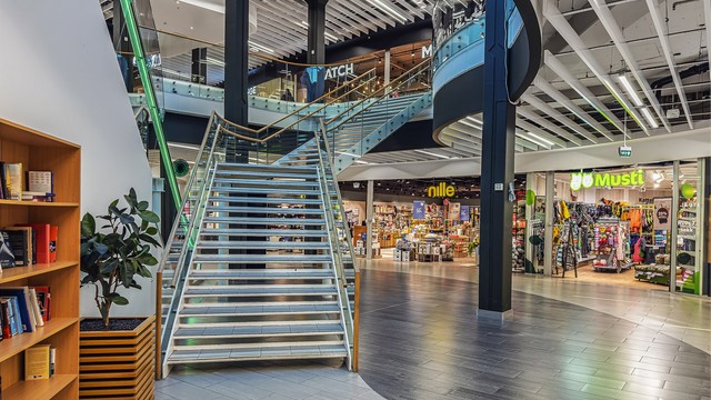 Alti kjøpesenter tilbyr et variert utvalg av butikker og tjenester.
