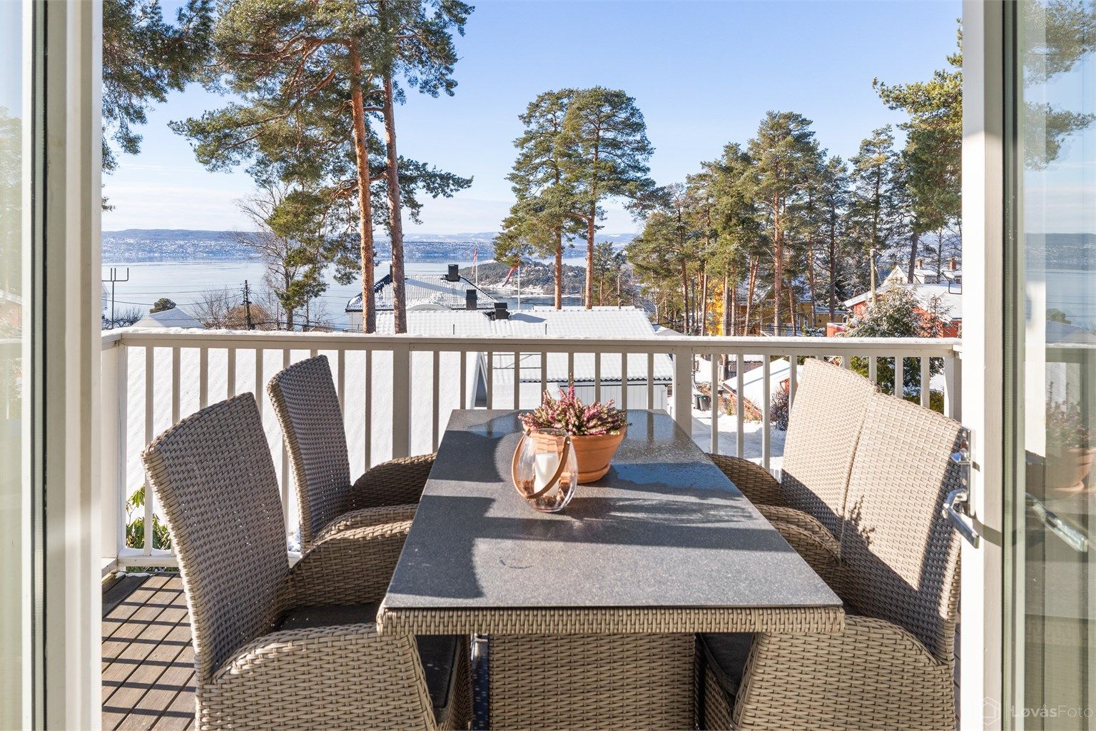 Vestvendt veranda med flott utsikt