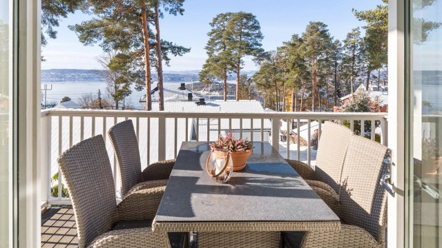 Vestvendt veranda med flott utsikt