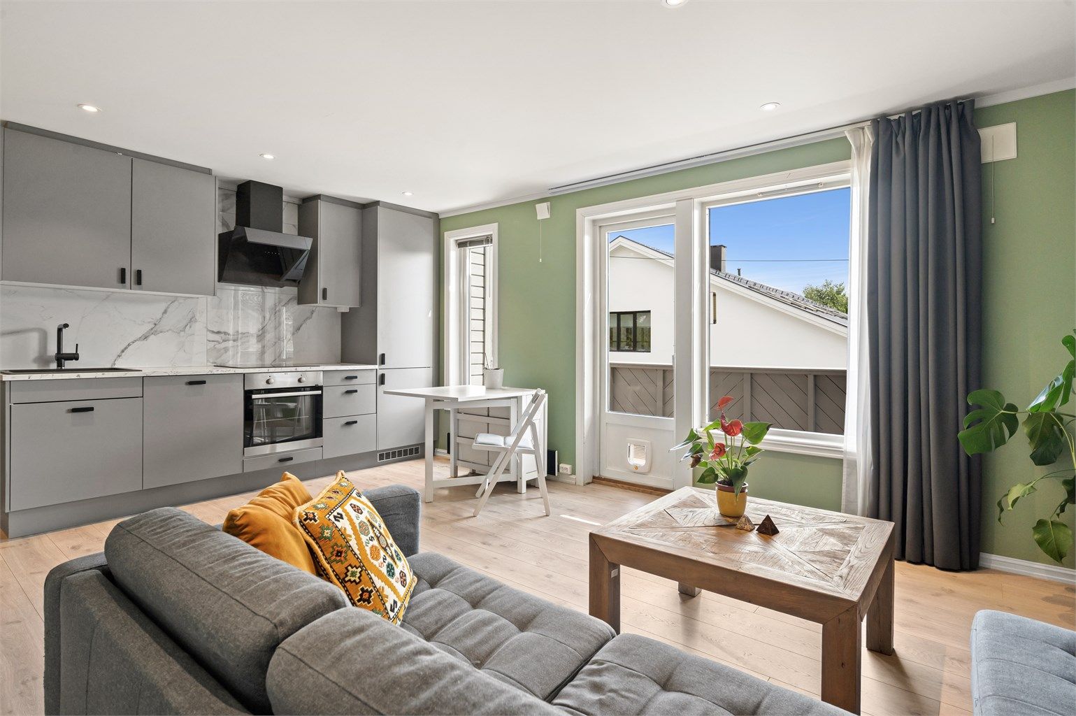 Stuen er romslig og kan følgelig enkelt innredes med det du skulle ønske av sofagruppe med tilhørende salongbord, tv-møblement og annet ønskelig. 