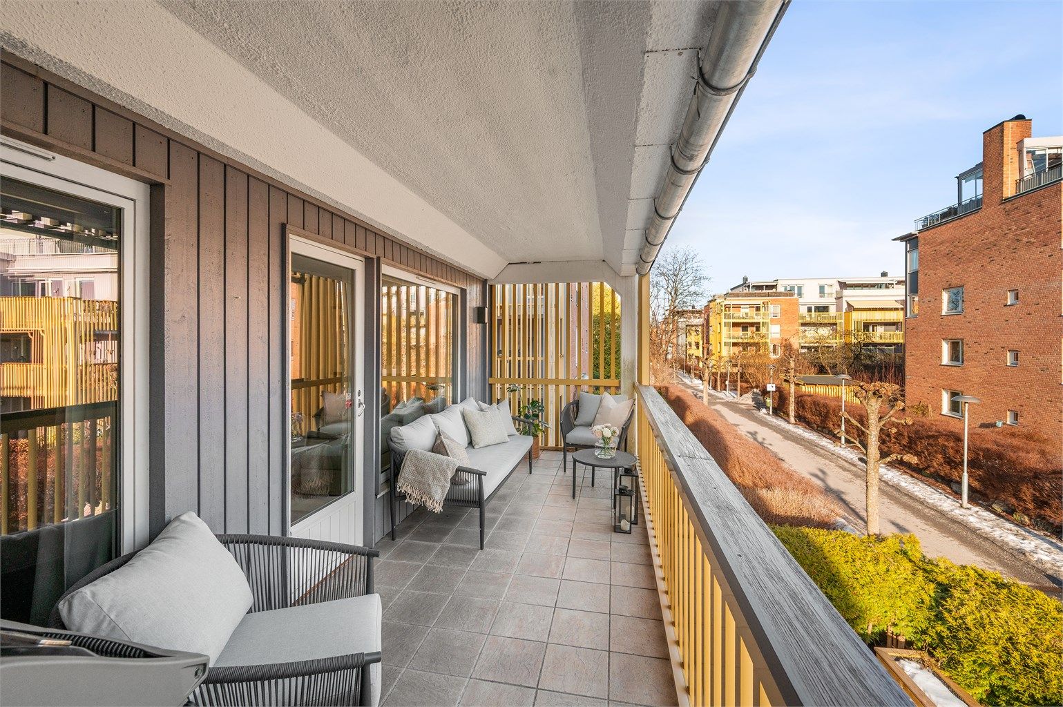 Balkongen har flislagt gulv og god plass til både sittegruppe og grill.