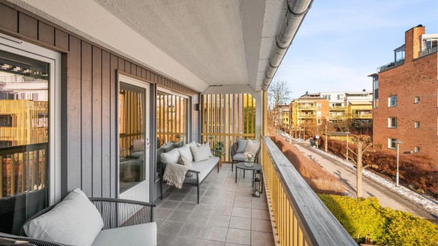 Balkongen har flislagt gulv og god plass til både sittegruppe og grill.