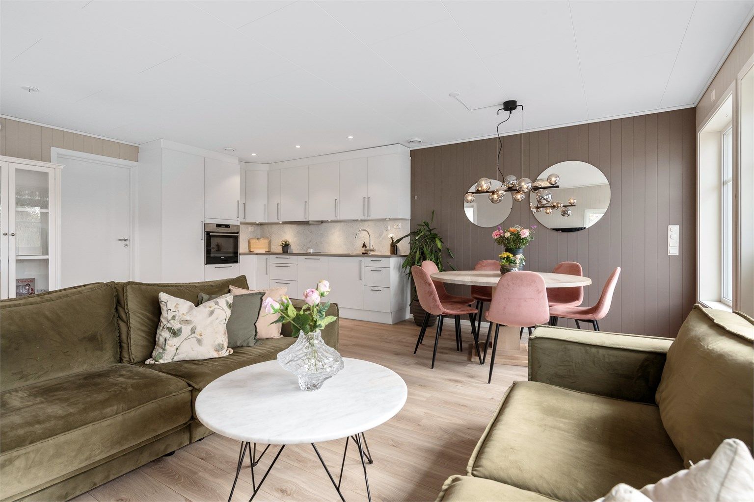 En sosial og innbydende atmosfære preger hele oppholdsrommet.