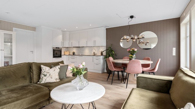 En sosial og innbydende atmosfære preger hele oppholdsrommet.