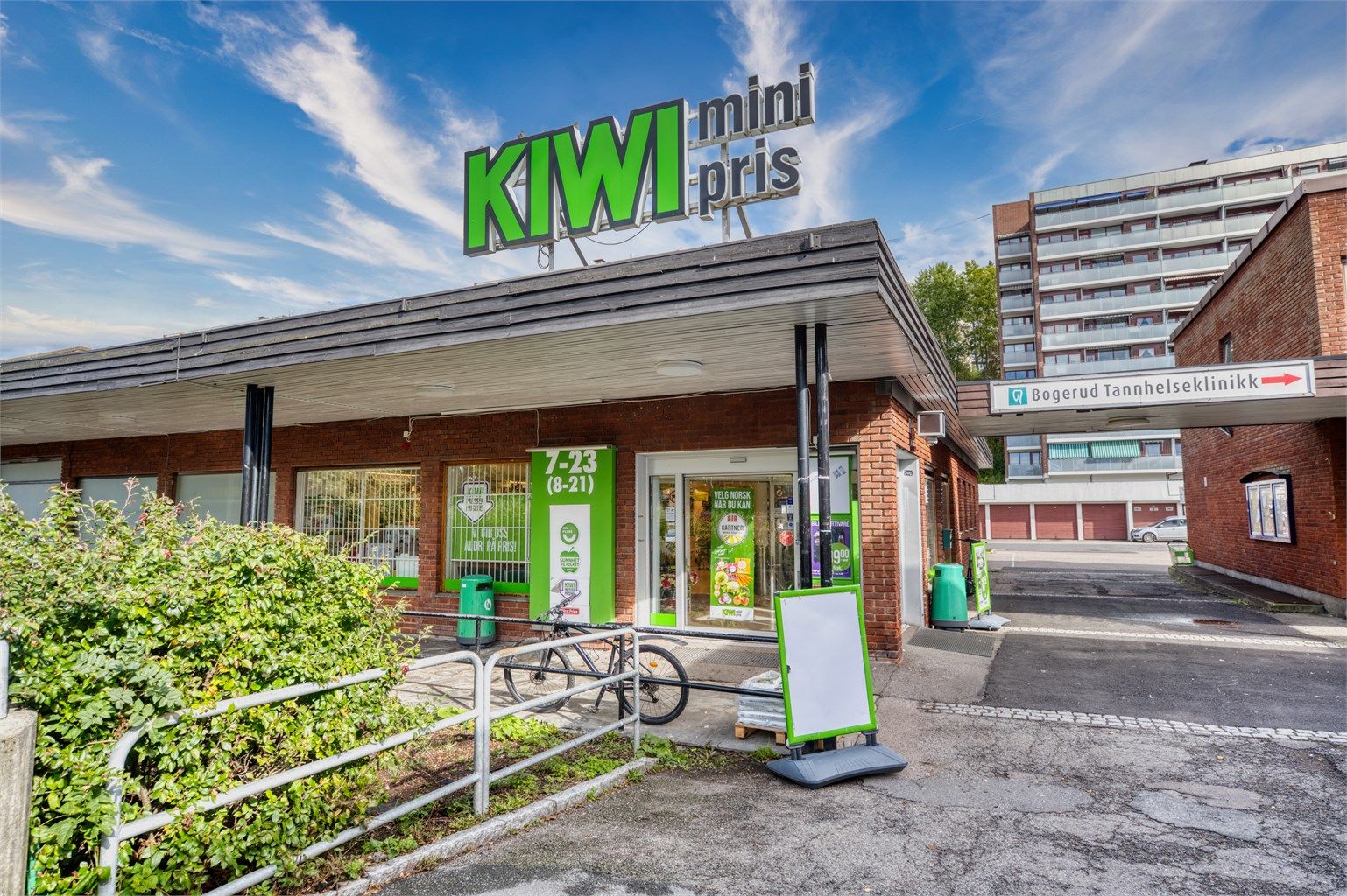 Dagligvarehandelen gjøres enkelt på Kiwi Bogerud Senter, like ved.