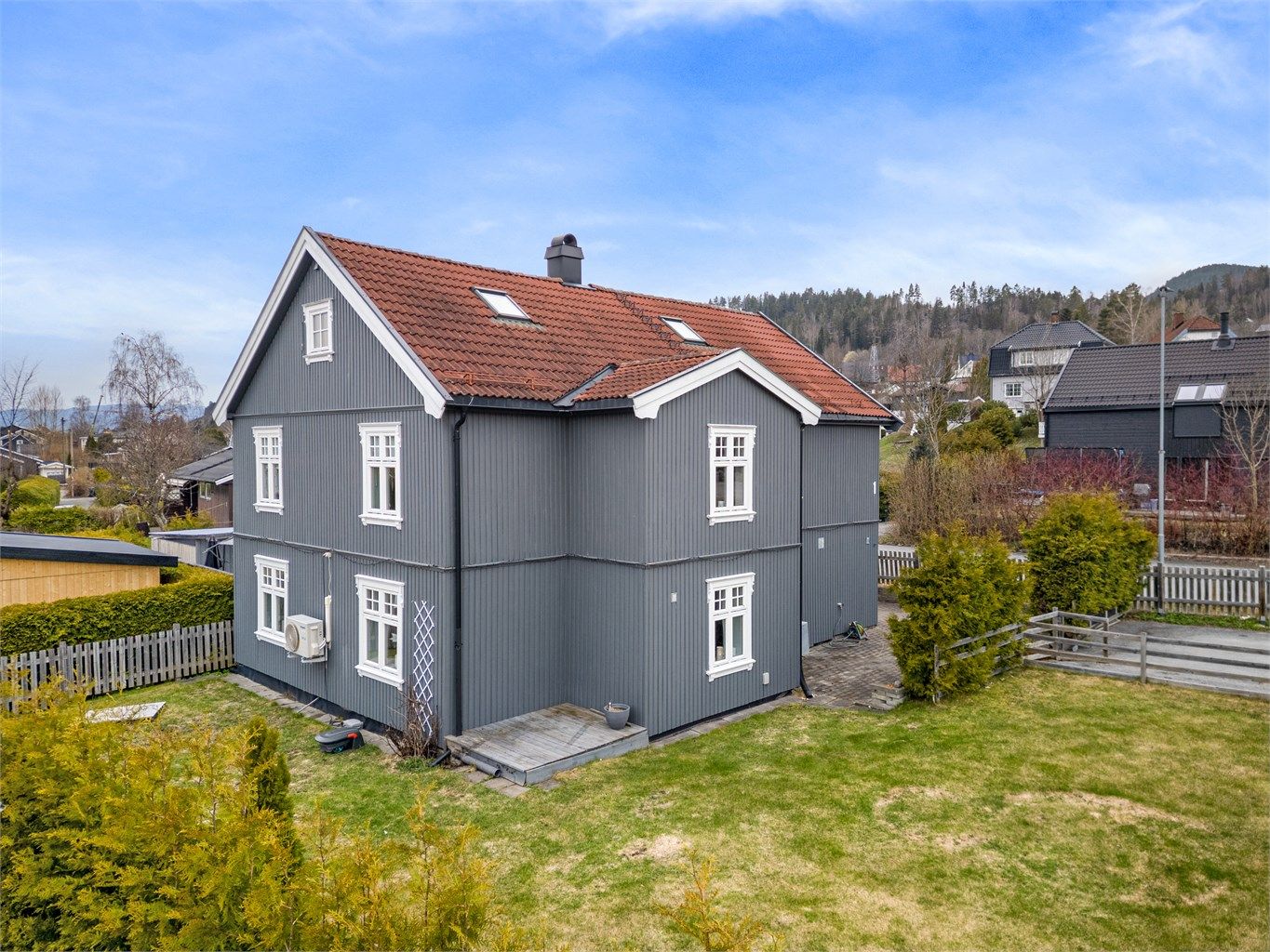 Innholdsrik enebolig med fire soverom beliggende sentralt på flata i Krokstadelva- Foto: Emotional Landscape Production Ole Thoresen