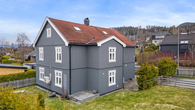 Innholdsrik enebolig med fire soverom beliggende sentralt på flata i Krokstadelva- Foto: Emotional Landscape Production Ole Thoresen