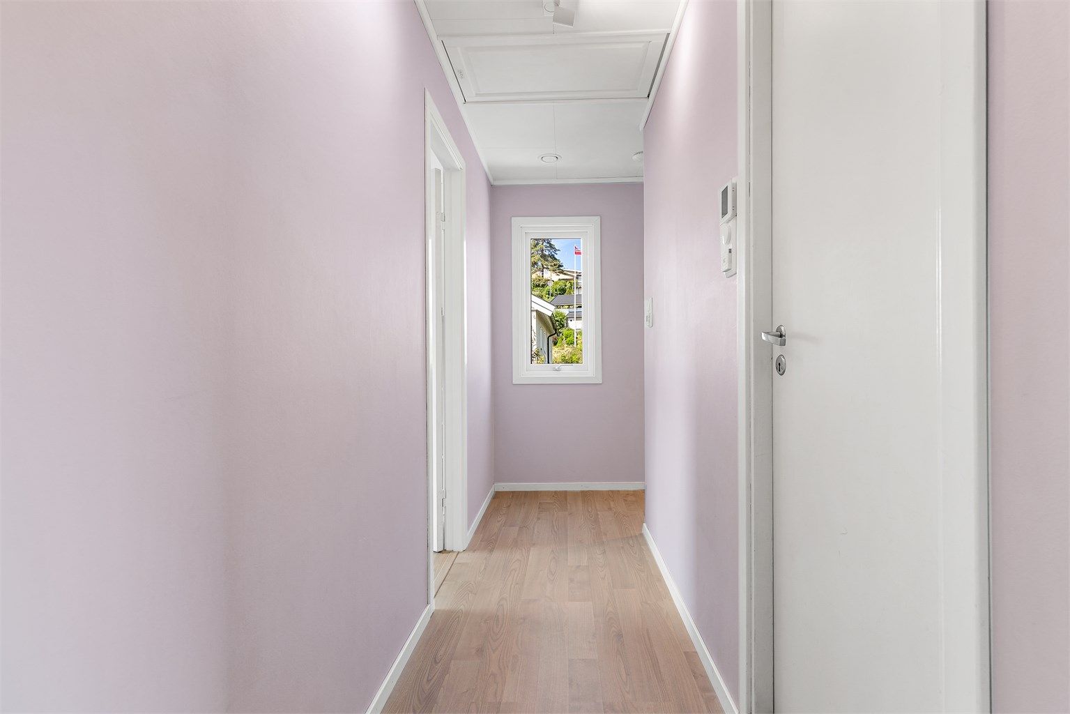 Opp trappen kommer du til gangen som tar deg til alle de tre soverommene samt badet.