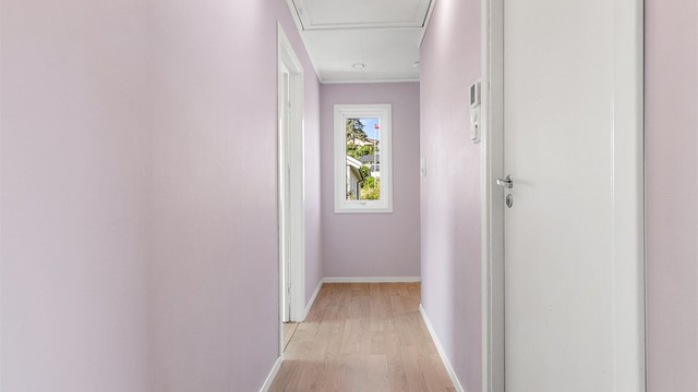 Opp trappen kommer du til gangen som tar deg til alle de tre soverommene samt badet.