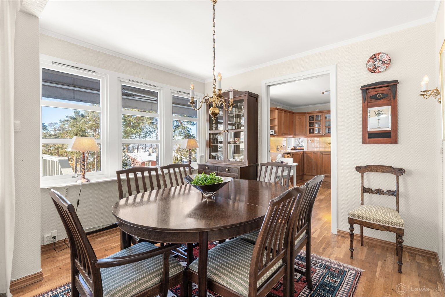 Spisestuen ligger i praktisk tilknytning til kjøkkenet, med skyvedør mellom rommene