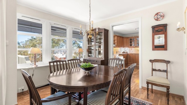 Spisestuen ligger i praktisk tilknytning til kjøkkenet, med skyvedør mellom rommene