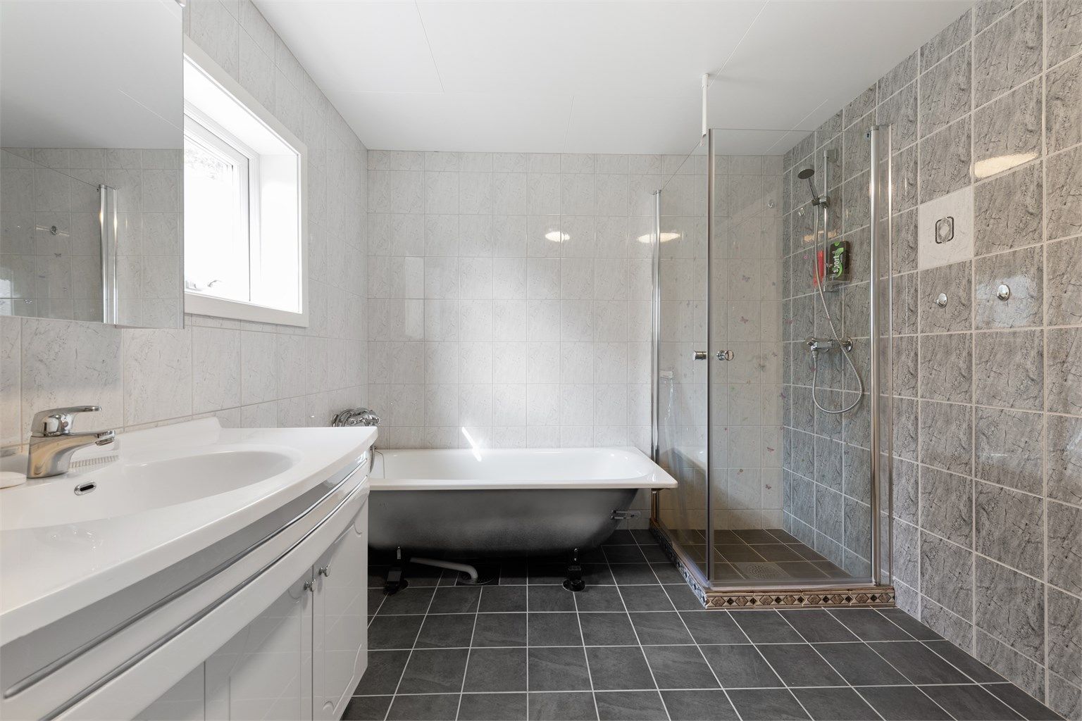 Badet ble oppgradert i 2014 og har flislagt gulv med gulvvarme, samt både dusjhjørne og frittstående badekar