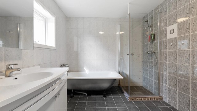 Badet ble oppgradert i 2014 og har flislagt gulv med gulvvarme, samt både dusjhjørne og frittstående badekar
