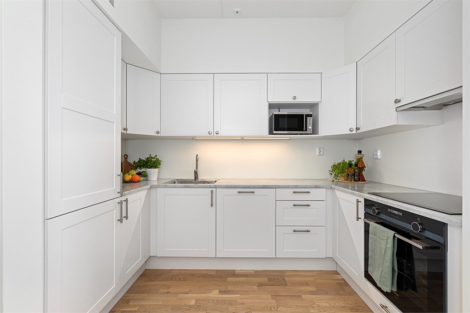 Kjøkkeninnredning fra Sigdal med profilerte fronter og benkeplate i laminat.