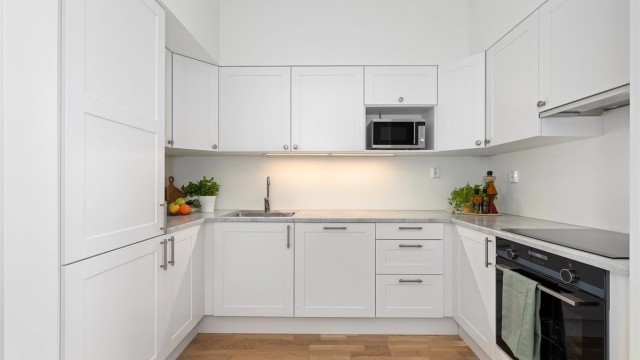 Kjøkkeninnredning fra Sigdal med profilerte fronter og benkeplate i laminat.